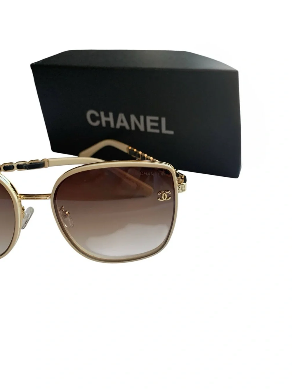 🕶️ Women’s Oversized Square Gold-Tone Chain Sunglasses 🕶️